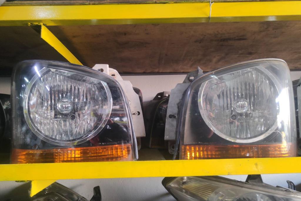 ضوء امامي يمين شمال كيا بنجو فرونتير 2003 2004