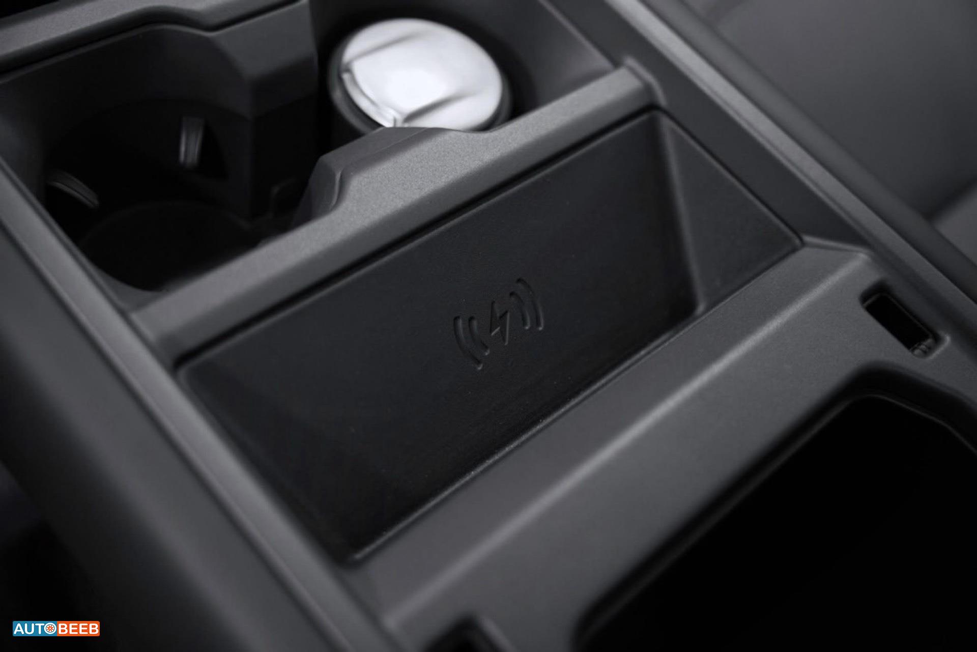 Land Rover Defender 2025