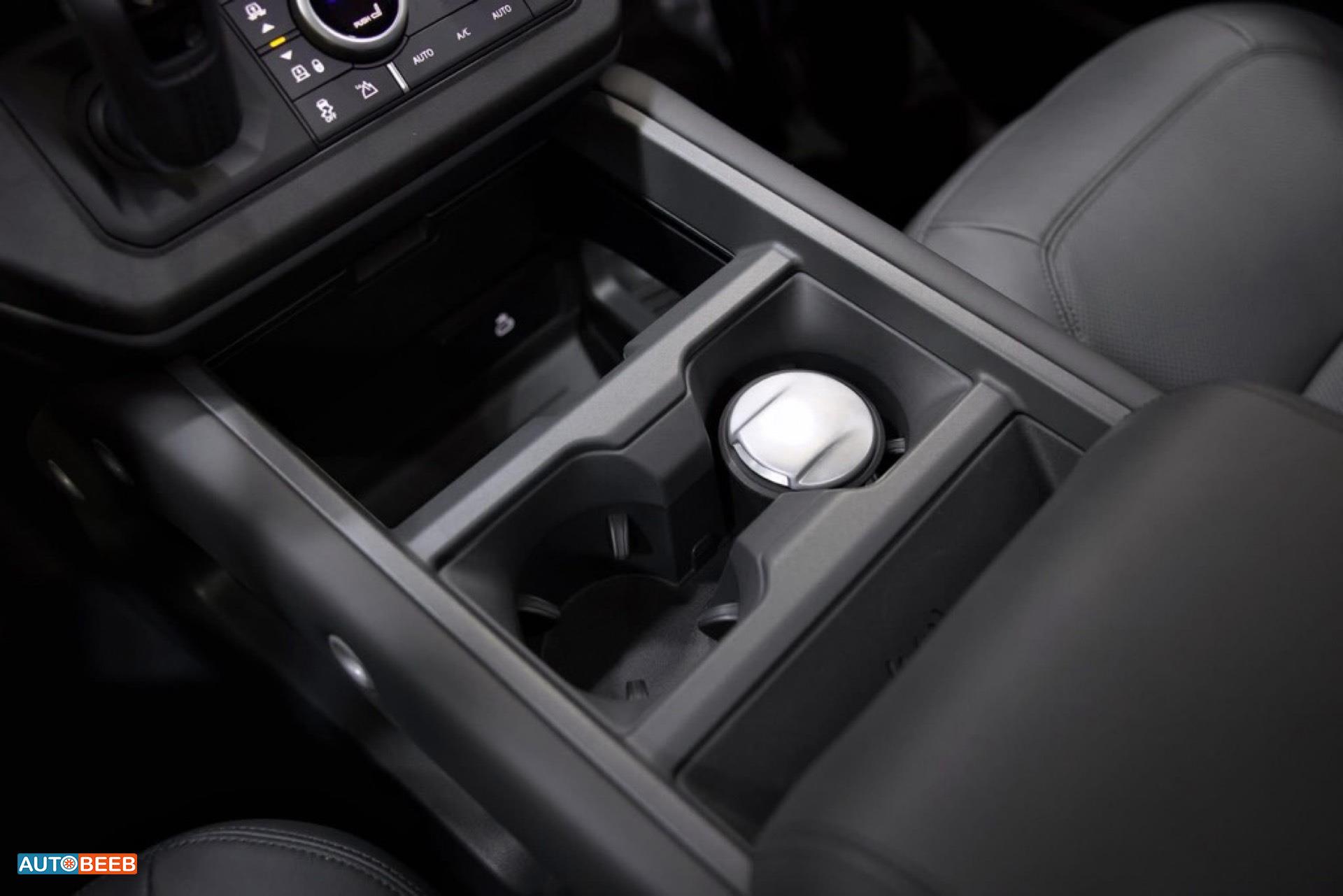 Land Rover Defender 2025