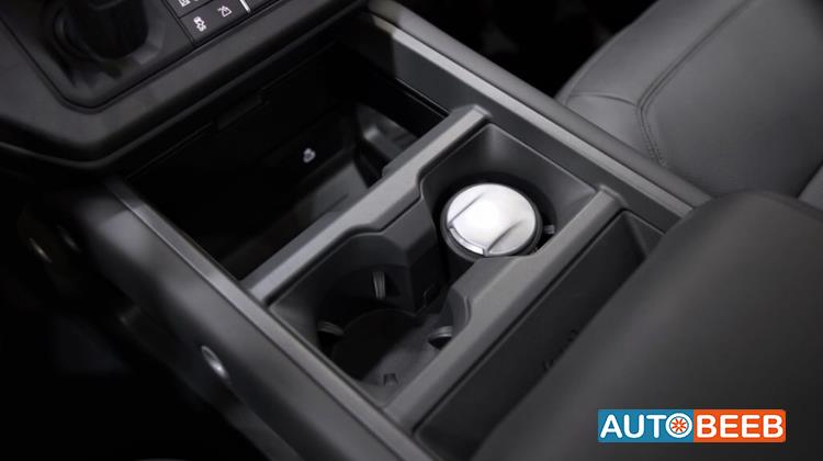 Land Rover Defender 2025