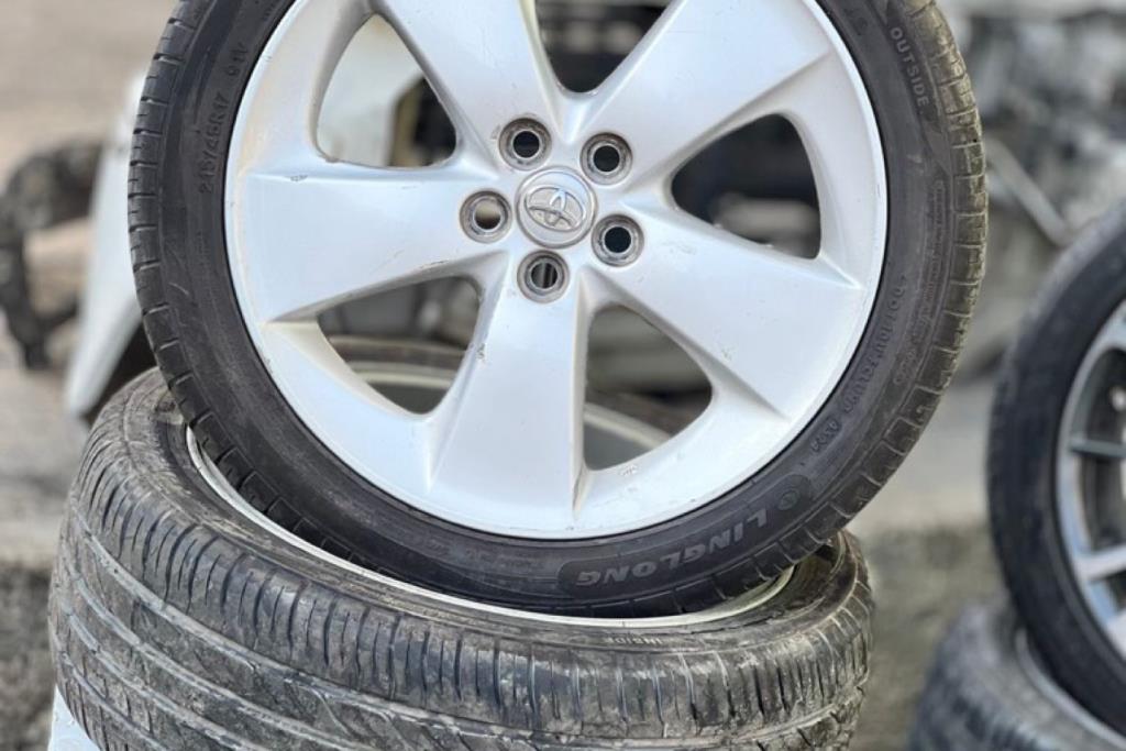 طقم جنطات مع كوشوك تويوتا بريوس 5 براغي 17