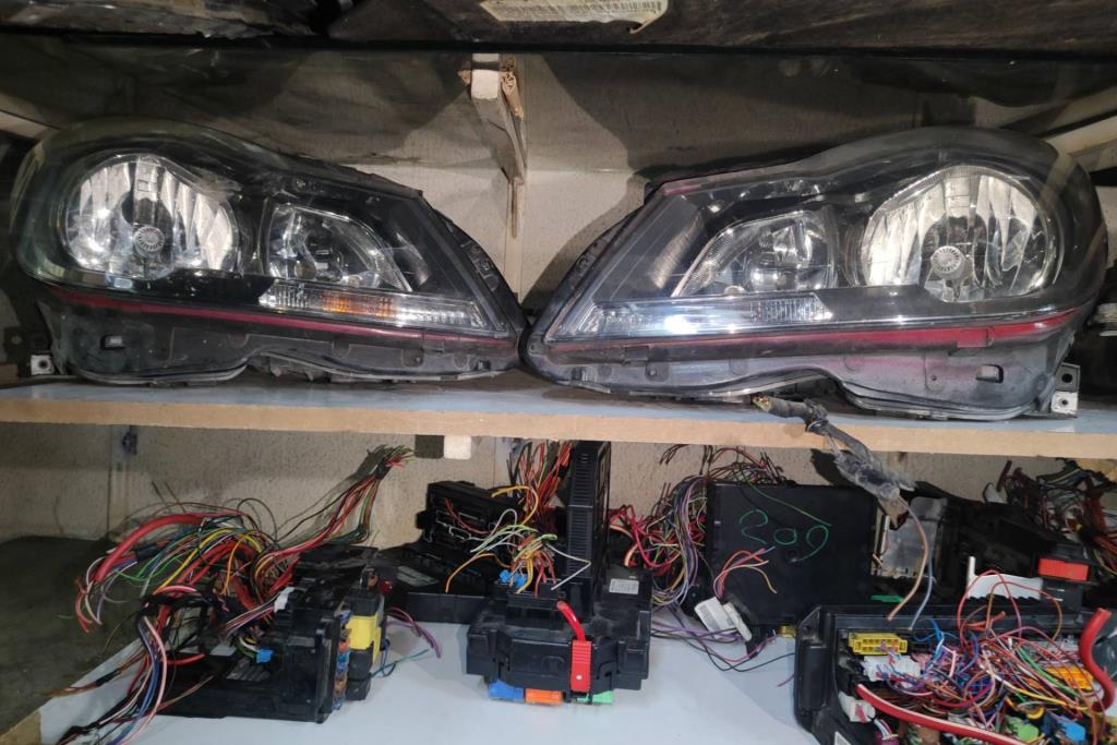 ضوء امامي يمين شمال مرسيدس C200 2011 2012