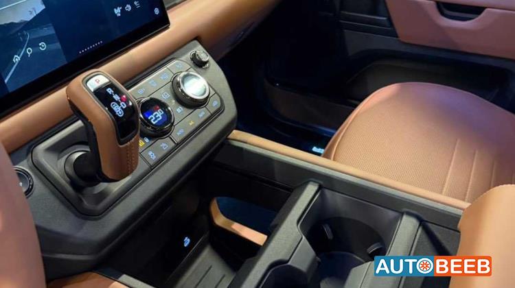 Land Rover Defender 2025