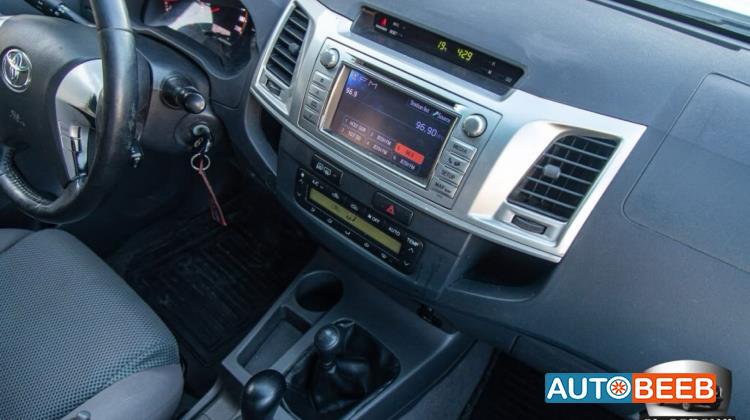 تويوتا هيلوكس 2012