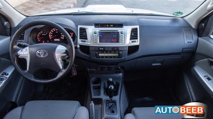 تويوتا هيلوكس 2012