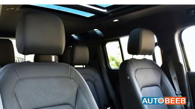 Land Rover Defender 2025
