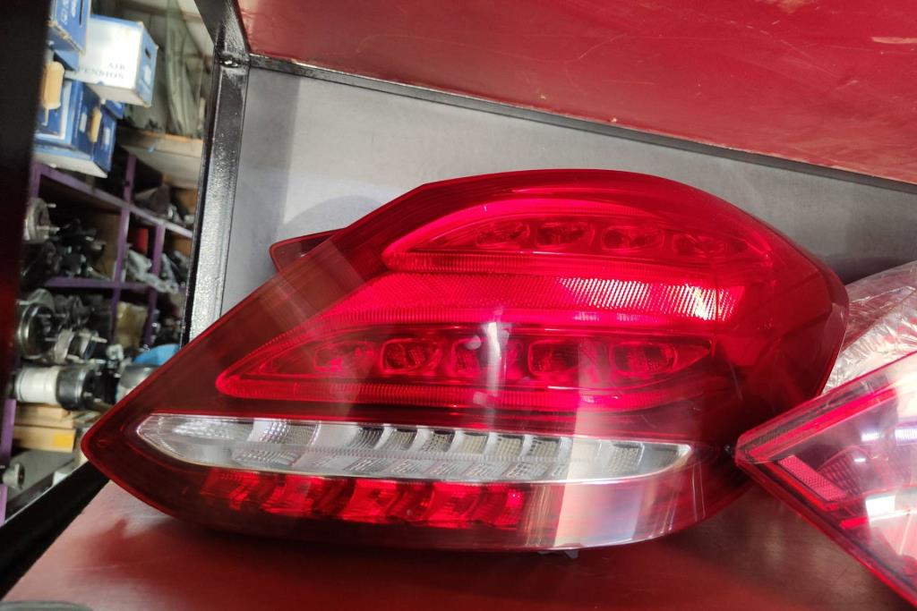 ضوء خلفي يمين شمال مرسيدس C200 2019 2020 2021