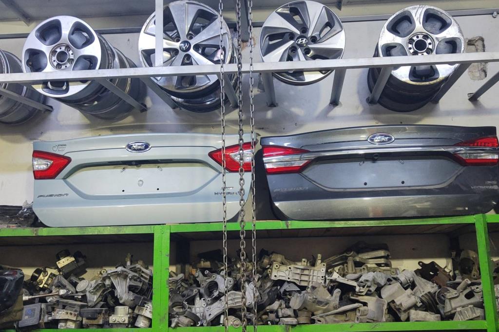 Body  Trunk Ford Fusion