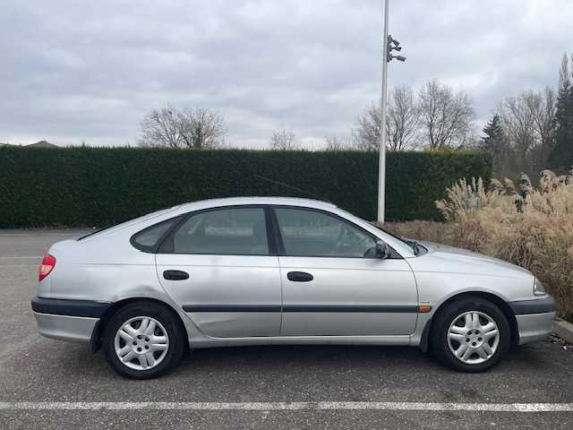 تويوتا افانزيس 2002