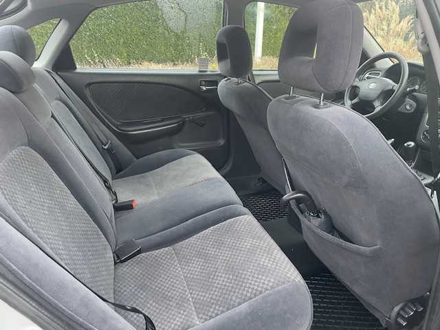 تويوتا افانزيس 2002