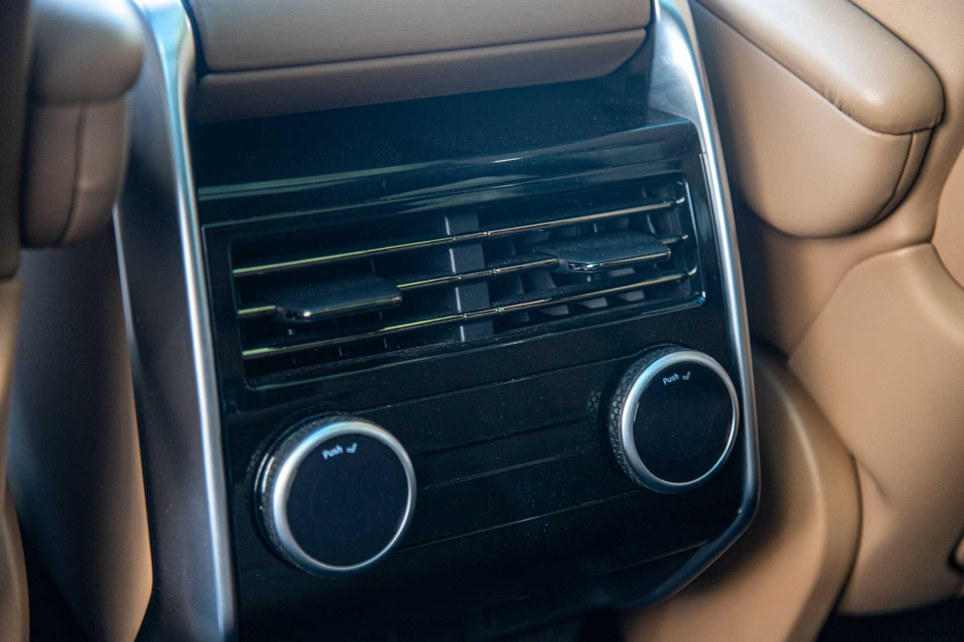 لاندروفر رنج روفر فوج 2024