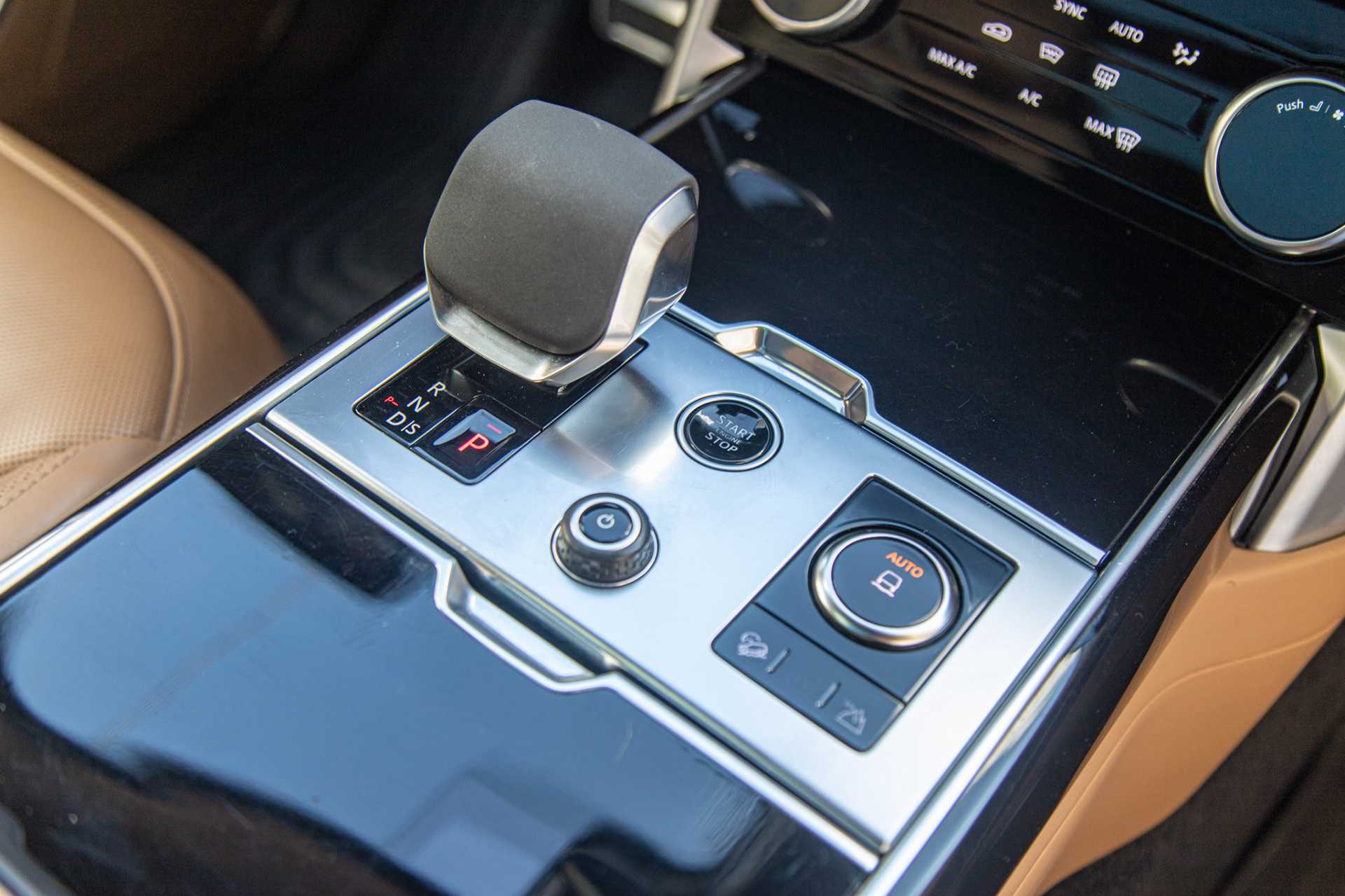 لاندروفر رنج روفر فوج 2024