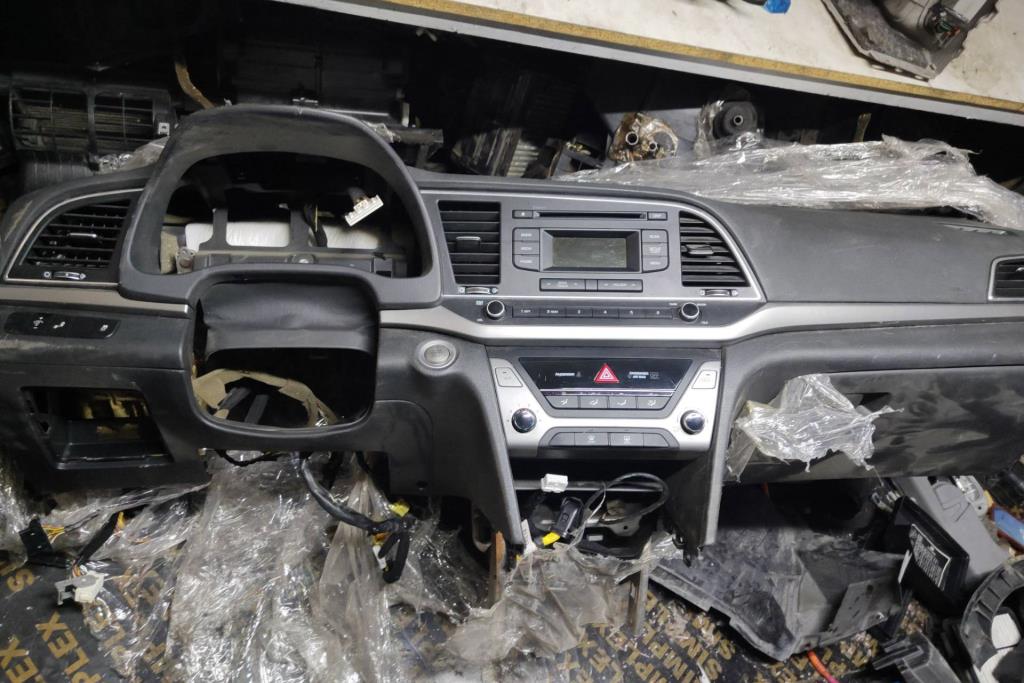 Cabin  Dashboard Hyundai Avante