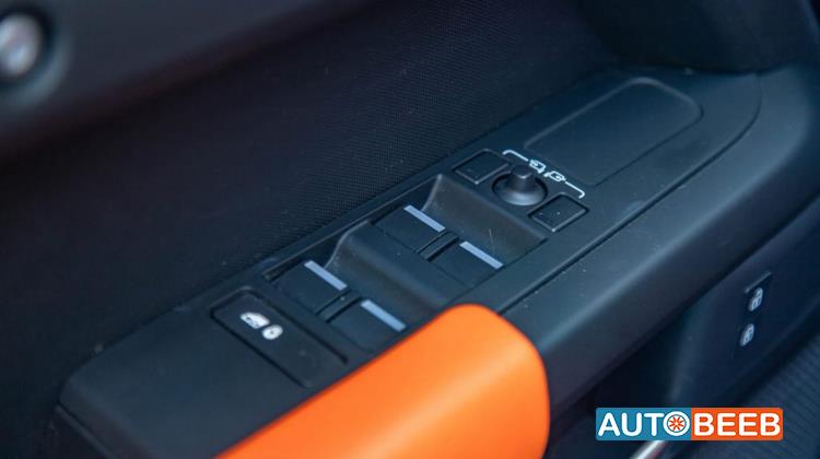 Land Rover Defender 2023