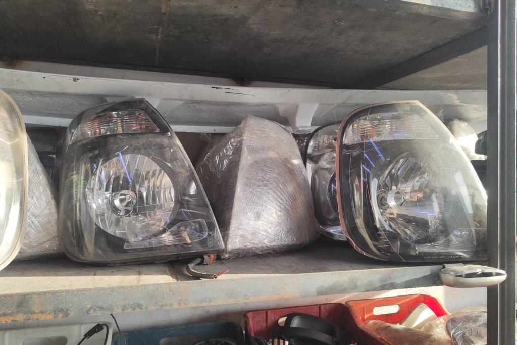 ضوء امامي يمين شمال كيا بنجو 3 2010 2011 2012 2013