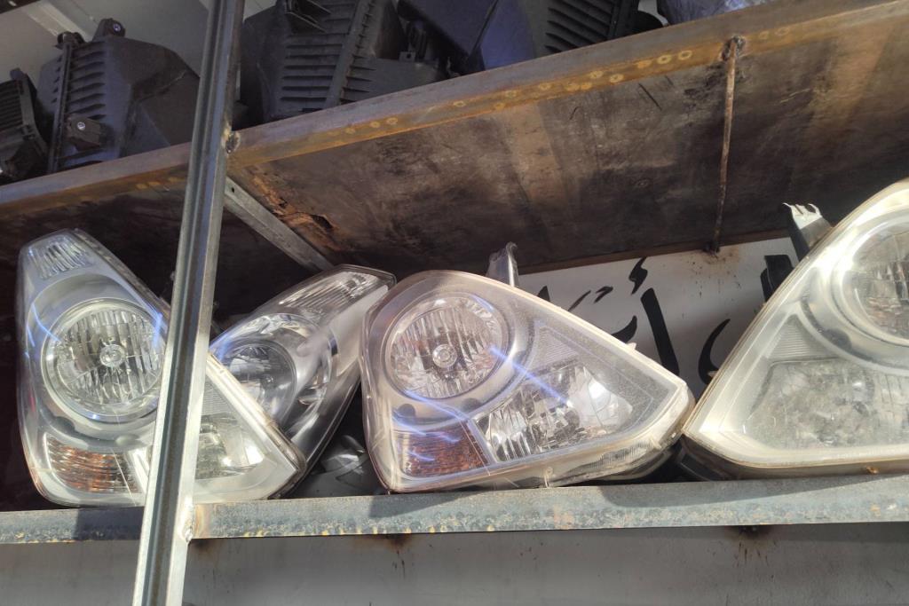 ضوء امامي يمين شمال هيونداي اتش1 جراند 2015 2016 2017