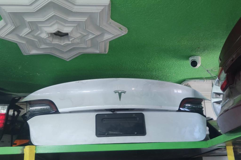 Body  Trunk Tesla 3