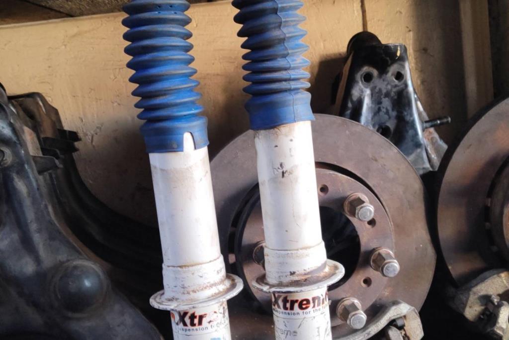  Shock Absorber Toyota Hilux