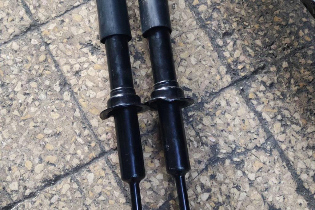  Shock Absorber Toyota Hilux