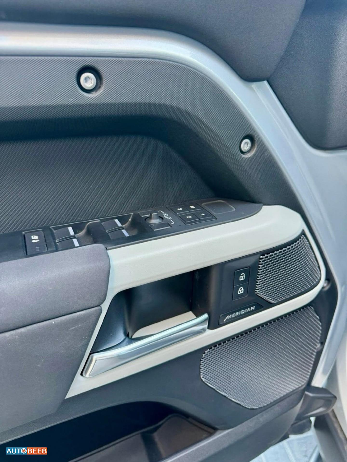 Land Rover Defender 2023