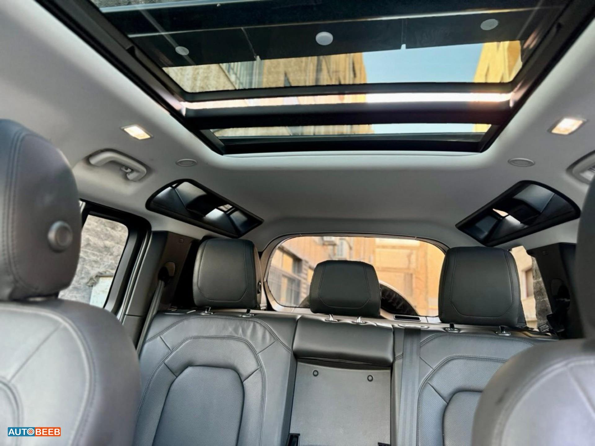 Land Rover Defender 2023