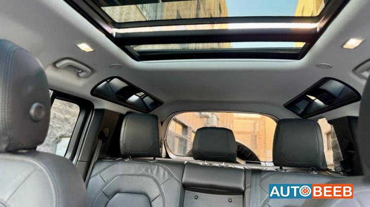 Land Rover Defender 2023