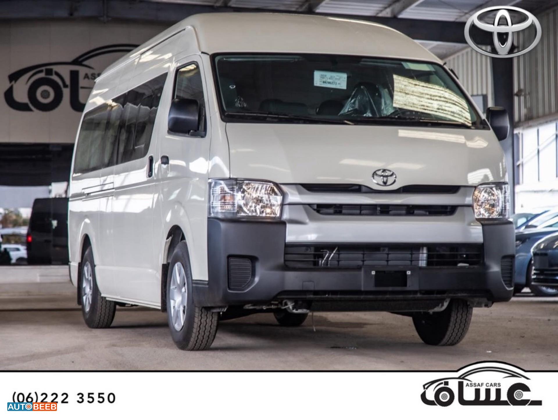 Minibus Toyota 2025