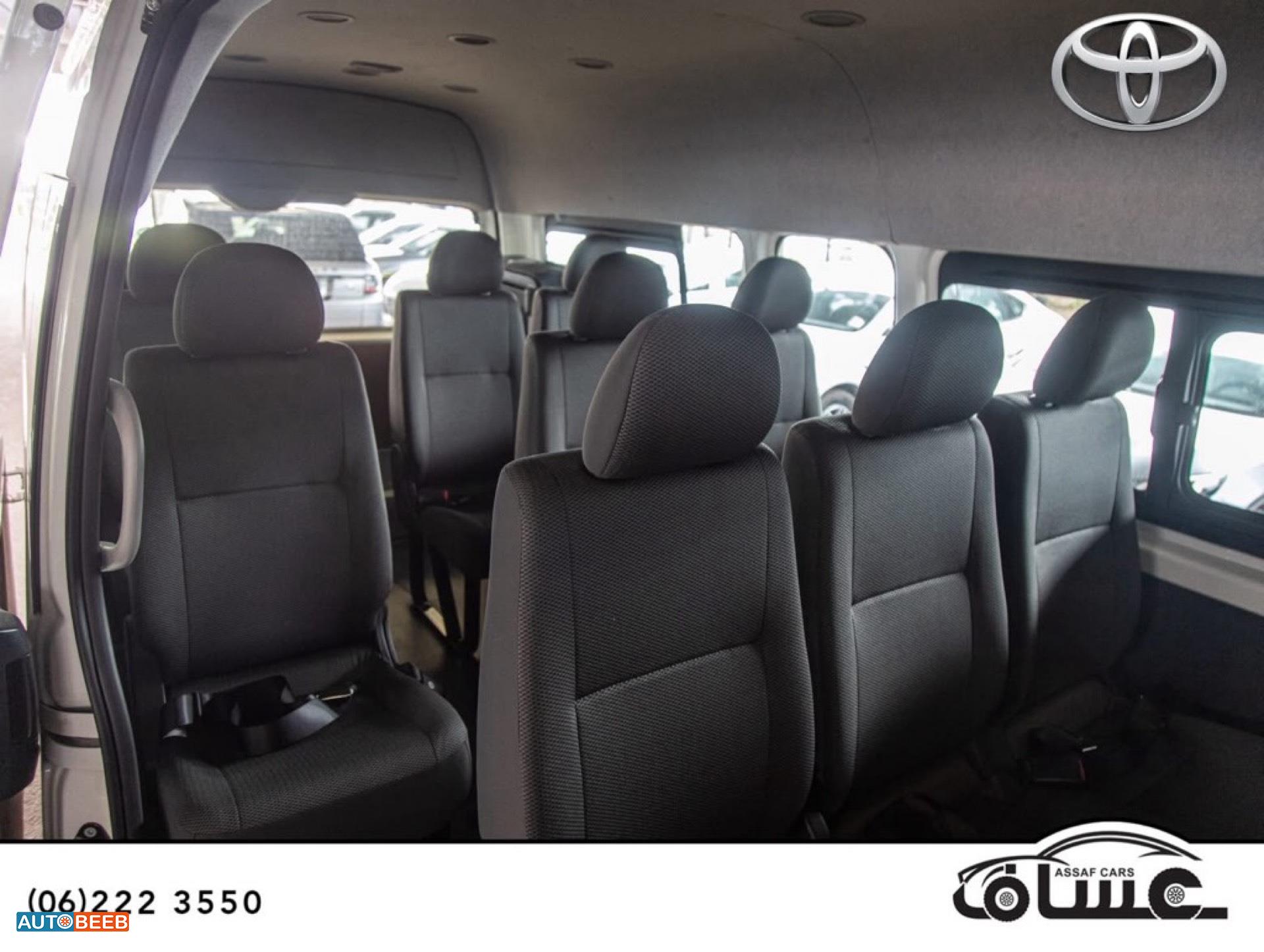 Minibus Toyota 2025