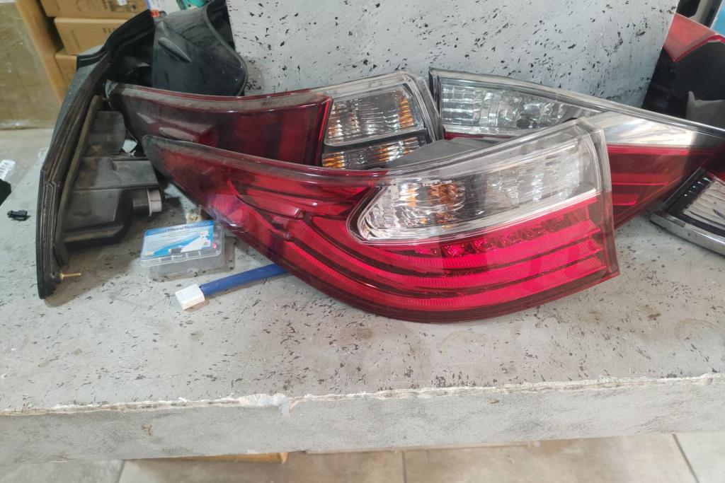 ضوء خلفي يمين شمال لكزس ES300 2013 2014