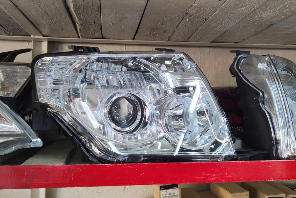 Lights Front light Mitsubishi Pajero
