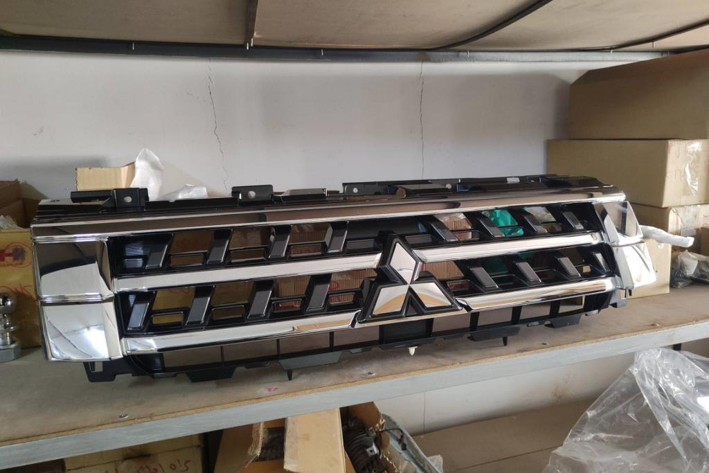 Body  Grilles Mitsubishi Pajero