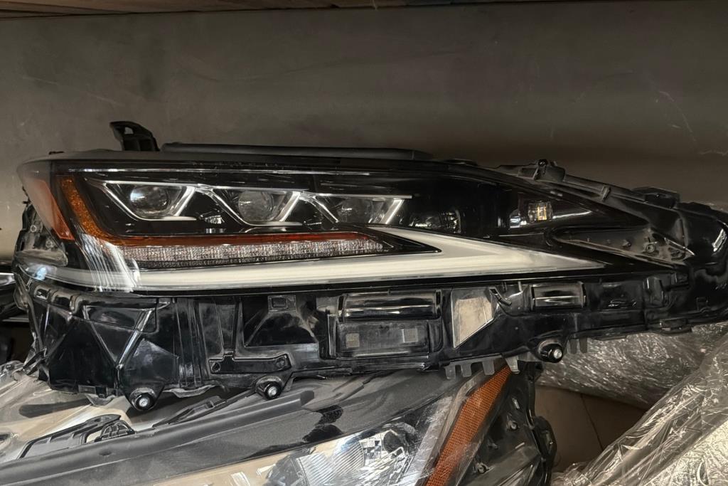 ضوء امامي لكزس es250 2019 2020