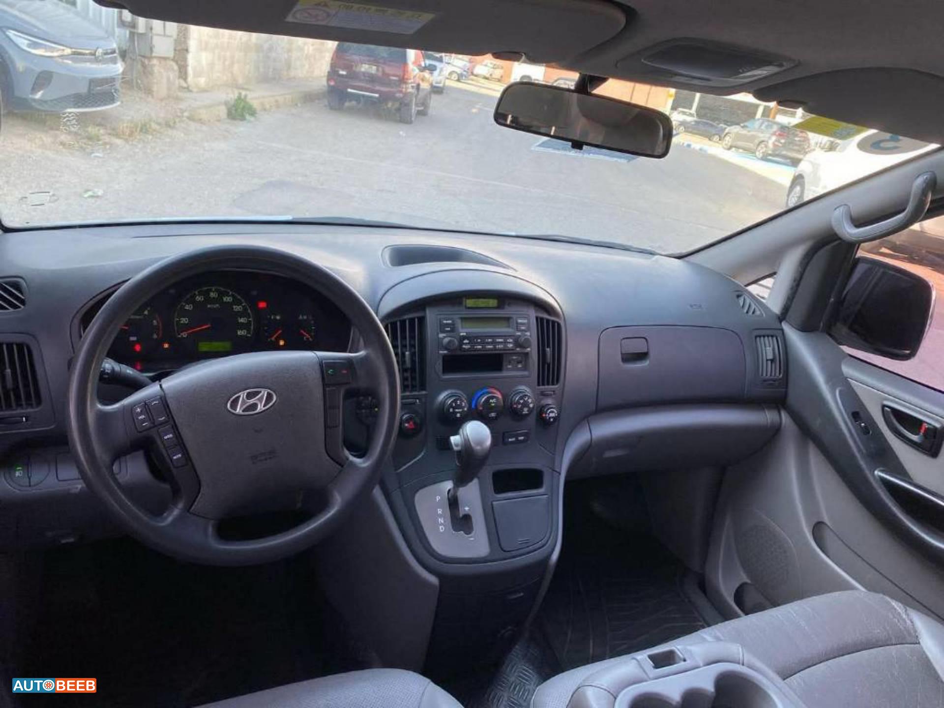 Minibus Hyundai 2014