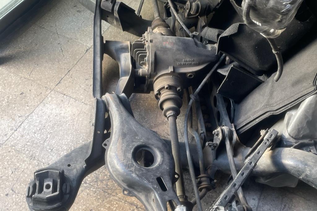 دنجل خلفي مرسيدس E140 1998 