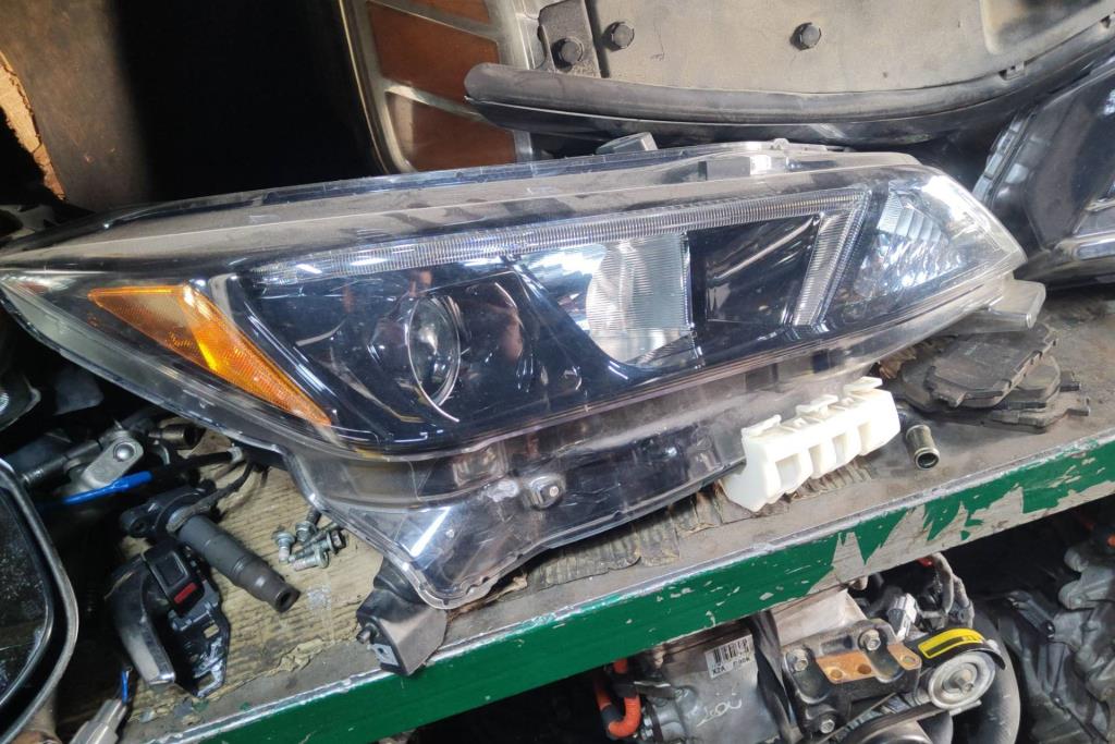 ضوء امامي يمين شمال نيسان ليف 2018 2019 2020 2021 2022 2023