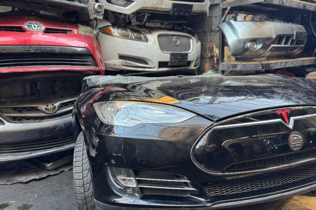 Body  Front clip Tesla S
