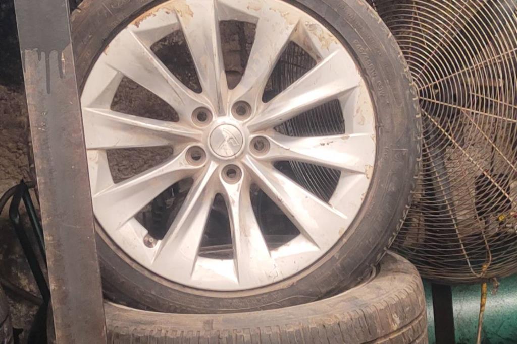 طقم جنطات مع كوشوك تيسلا S 5 براغي 19