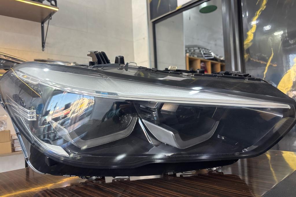 ضوء يمين بي ام X5 2022