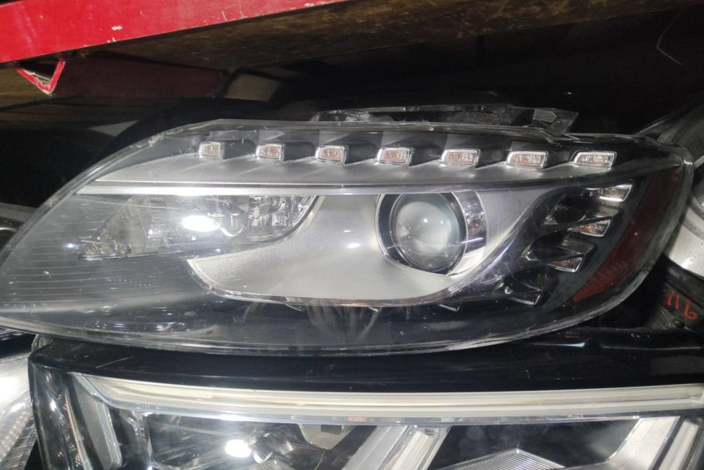 ضوء امامي يمين شمال اودي Q7 2011 2012 2013 2014 2015