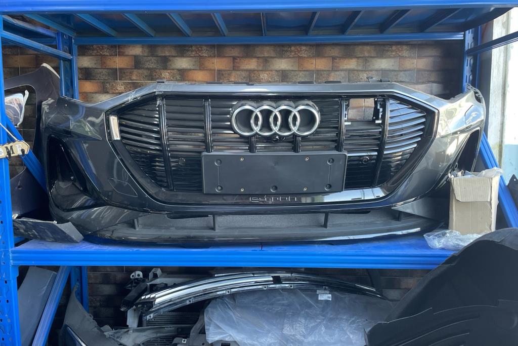 طمبون امامي اودي e ترون 2024 2025