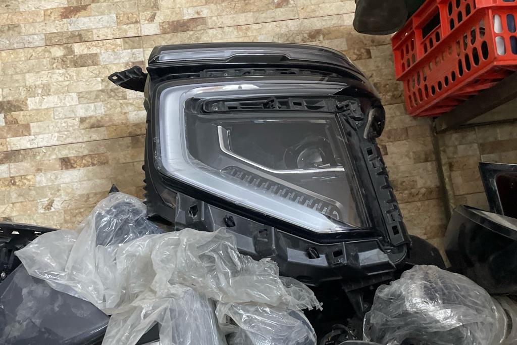 ضوء امامي يمين شمال شيفروليه تاهو 2024 2025