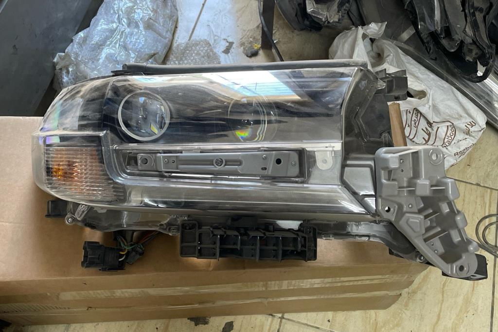 ضوء امامي يمين شمال تويوتا لاند كروزر 2020 2021 2022 2023