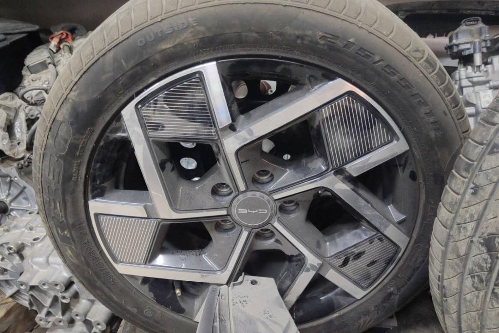 طقم جنطات مع كوشوك بي واي دي اتو 3 قياس 18 