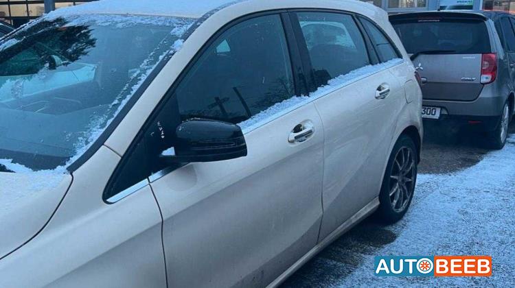 مرسيدس بنز B200 2015