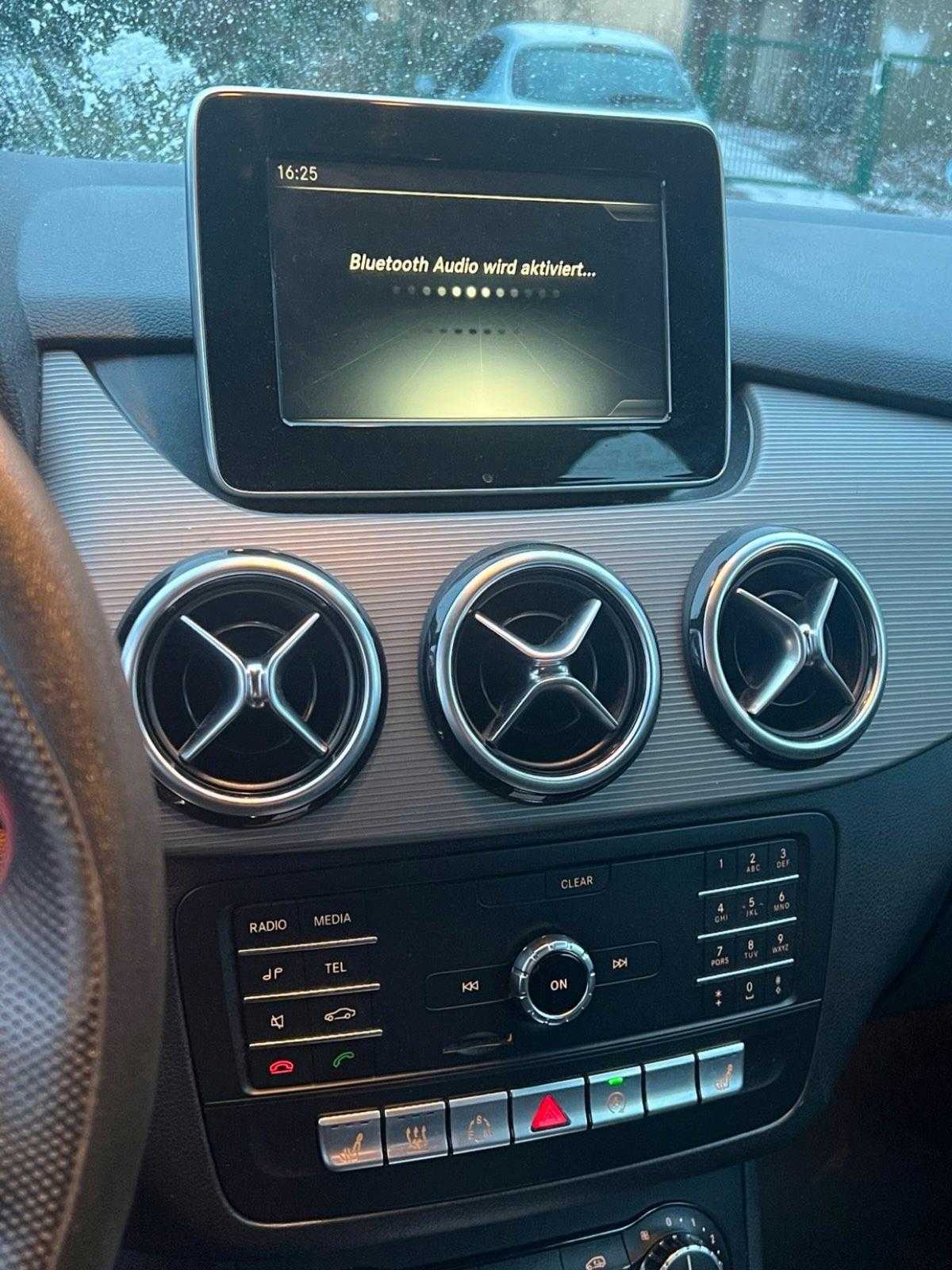 مرسيدس بنز B200 2015