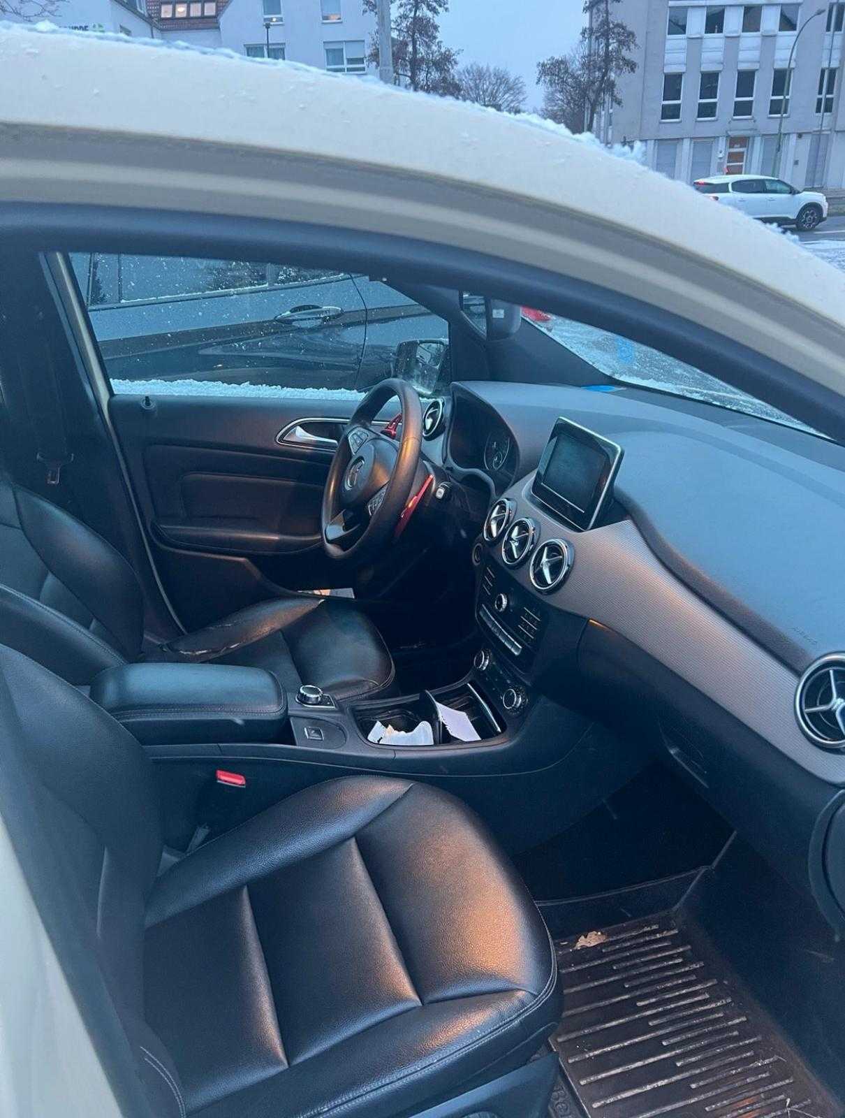 مرسيدس بنز B200 2015