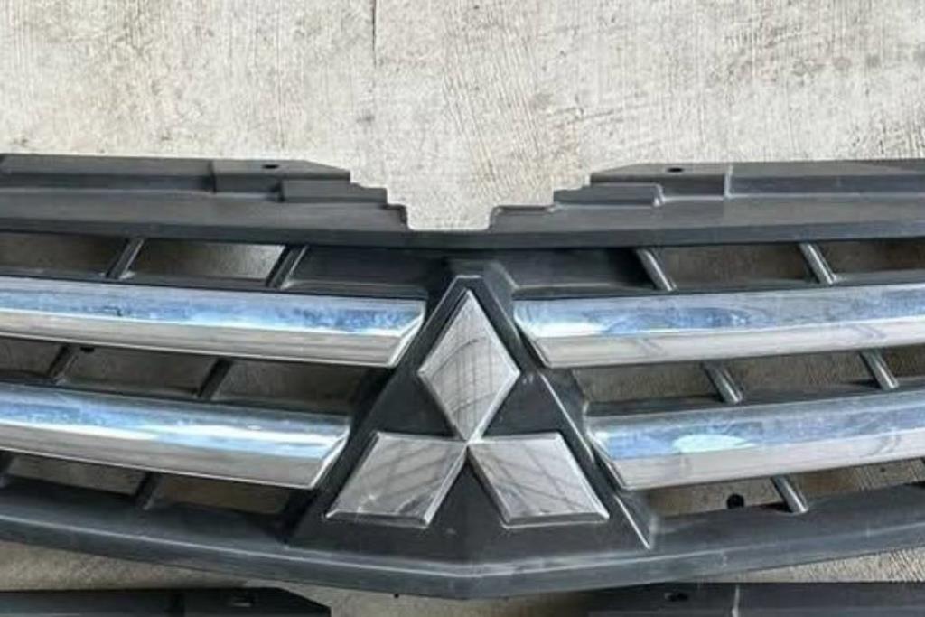 شل أمامي اصلي ميتسوبيشي 2015