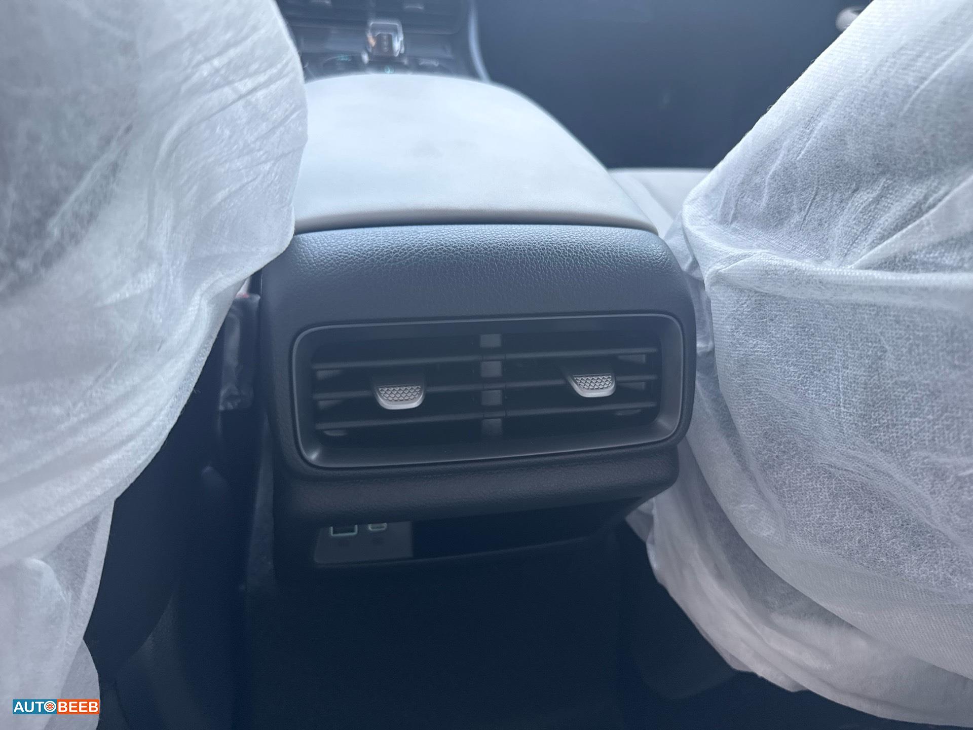 بي واي دي سيل 2025