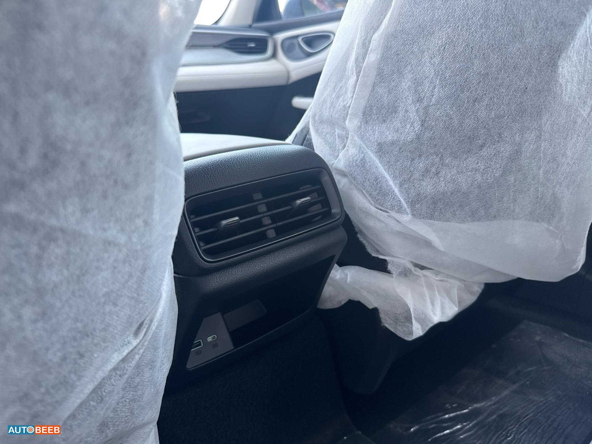 بي واي دي سيل 2025