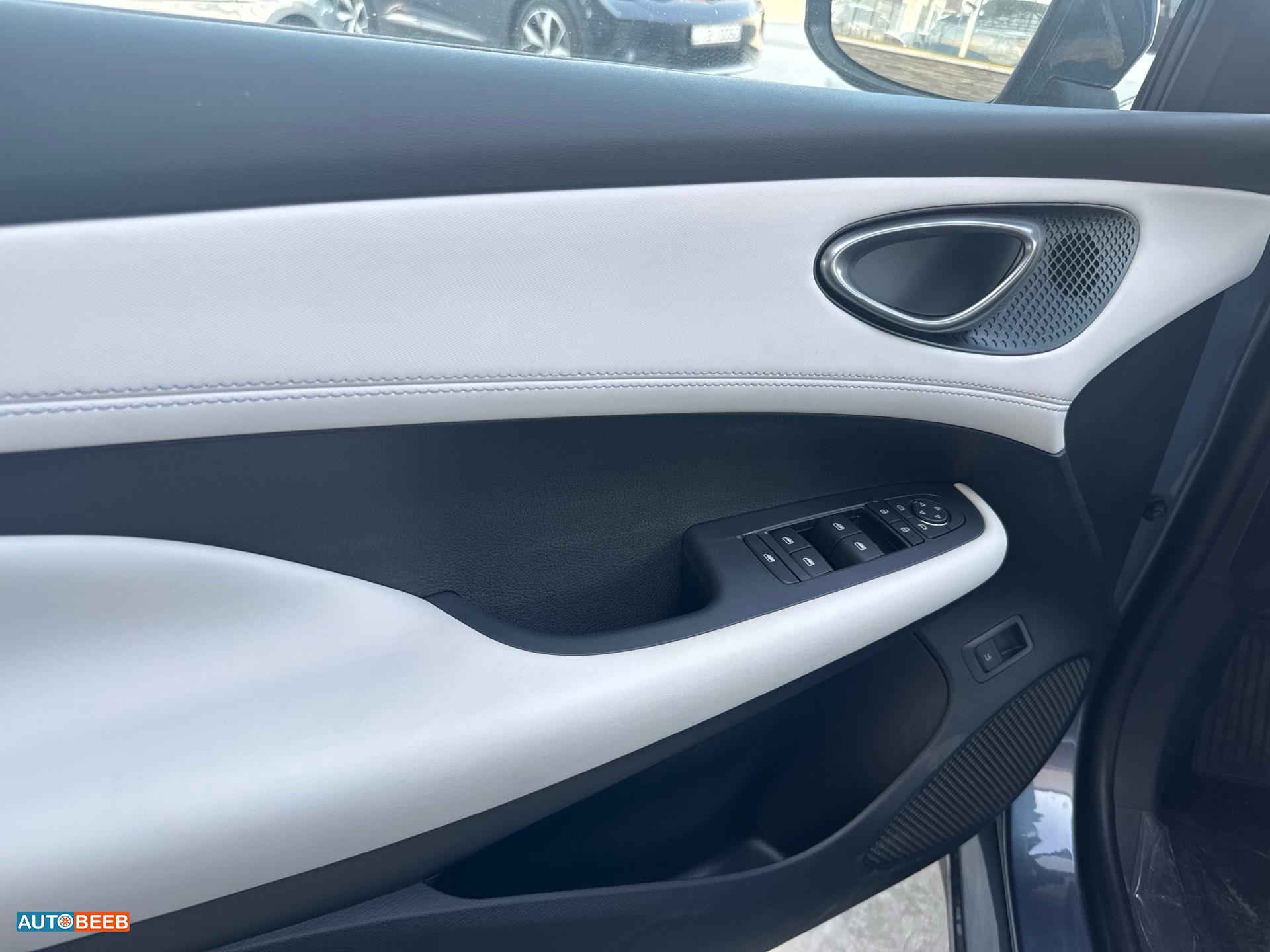 بي واي دي سيل 2025